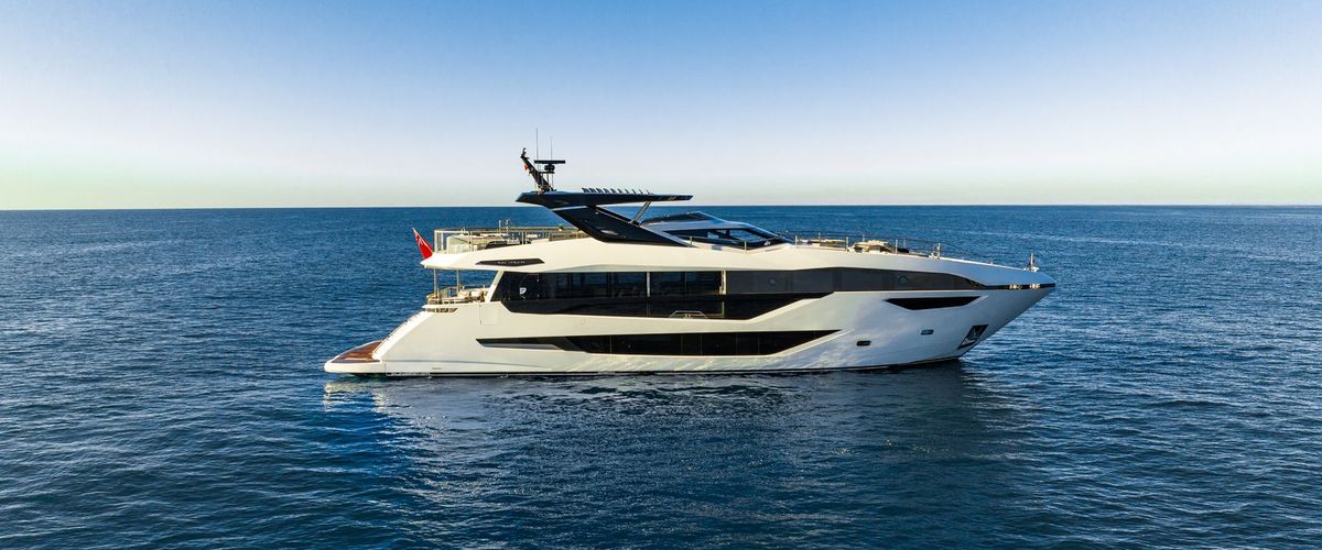 Яхта Sunseeker 100 Yacht в море