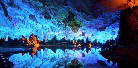 Подсвеченная морская пещера